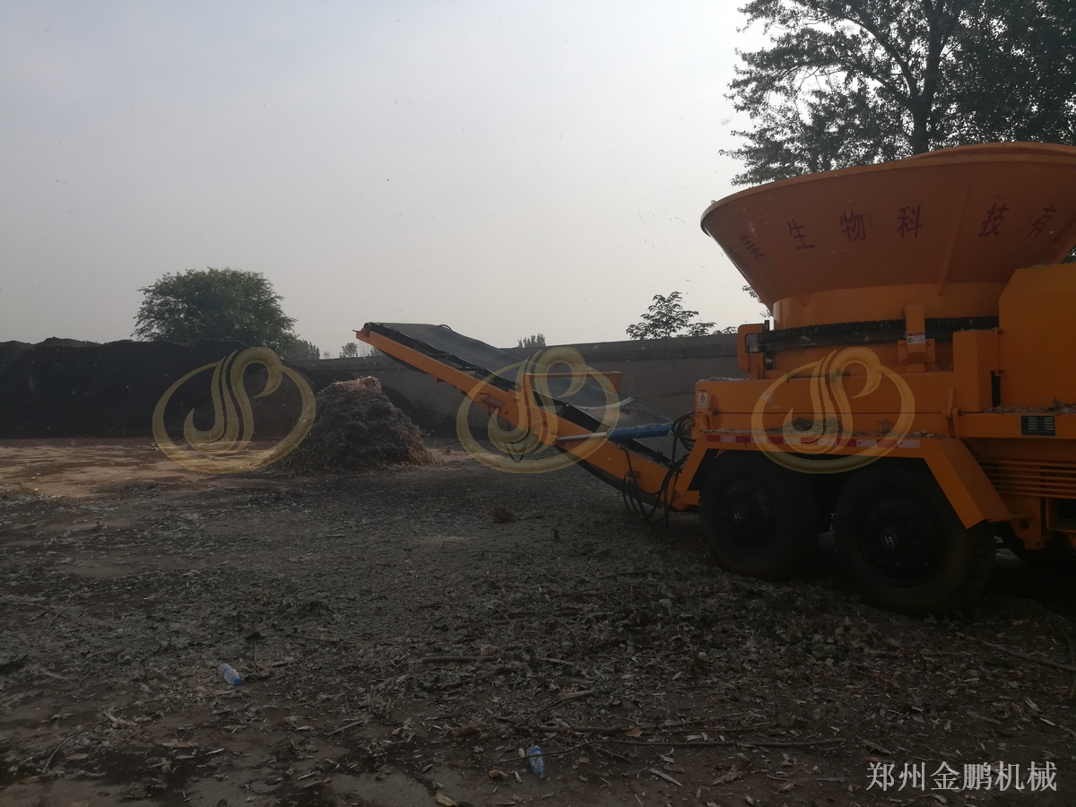 郑州金鹏大型木材粉碎机在生物质料场中的应用配置