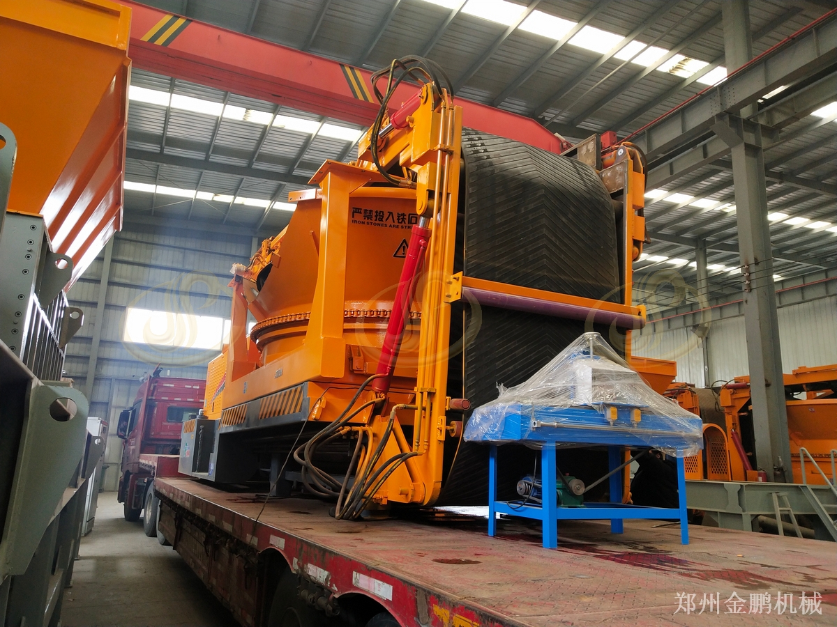 郑州金鹏移动大型树根粉碎机在分散料场中的预粉碎处理方案