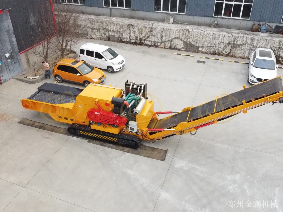 郑州金鹏移动树根树枝粉碎机适用于分散料场作业