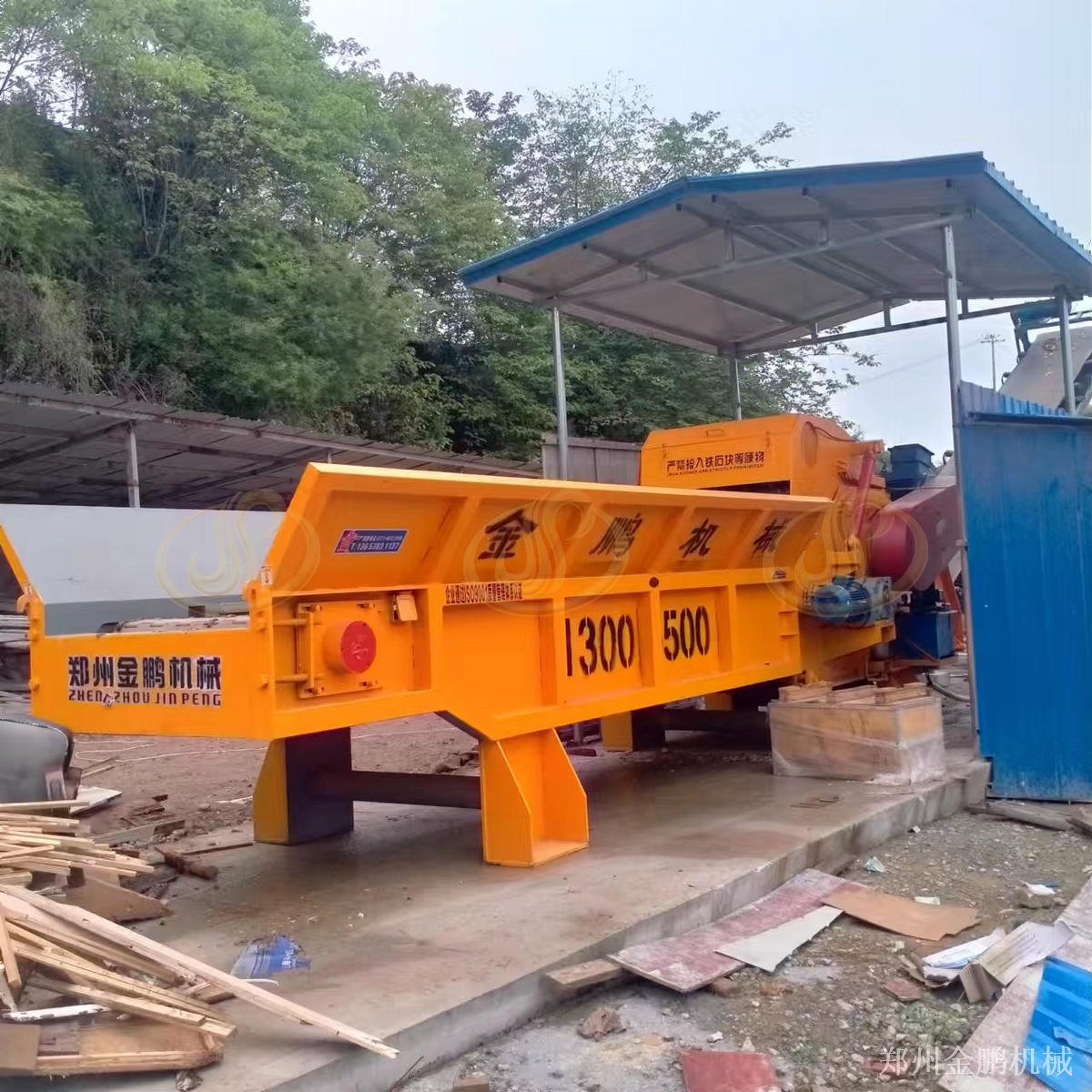 郑州金鹏1300型木材粉碎机在废旧模板与托盘预粉碎处理的应用