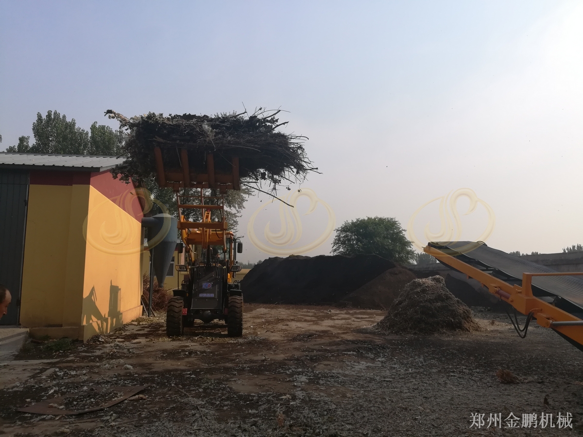 郑州金鹏大型木柴粉碎机在生物质燃料预处理中的应用