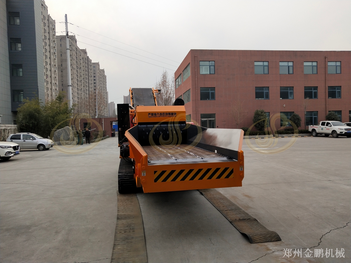 郑州金鹏移动式大型木材破碎机在生物质料场转场预粉碎中的优势
