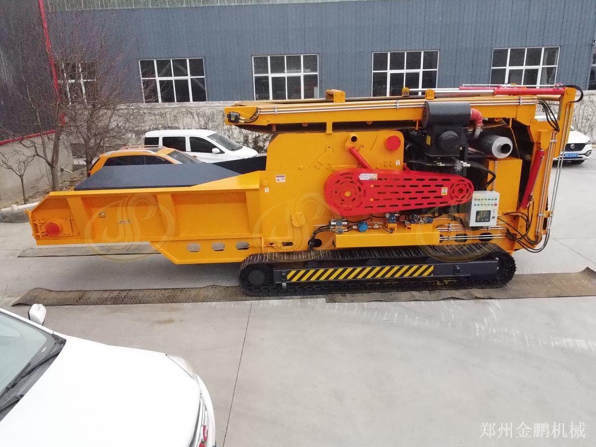 郑州金鹏大型移动式木材粉碎机在林区分散料堆的应用