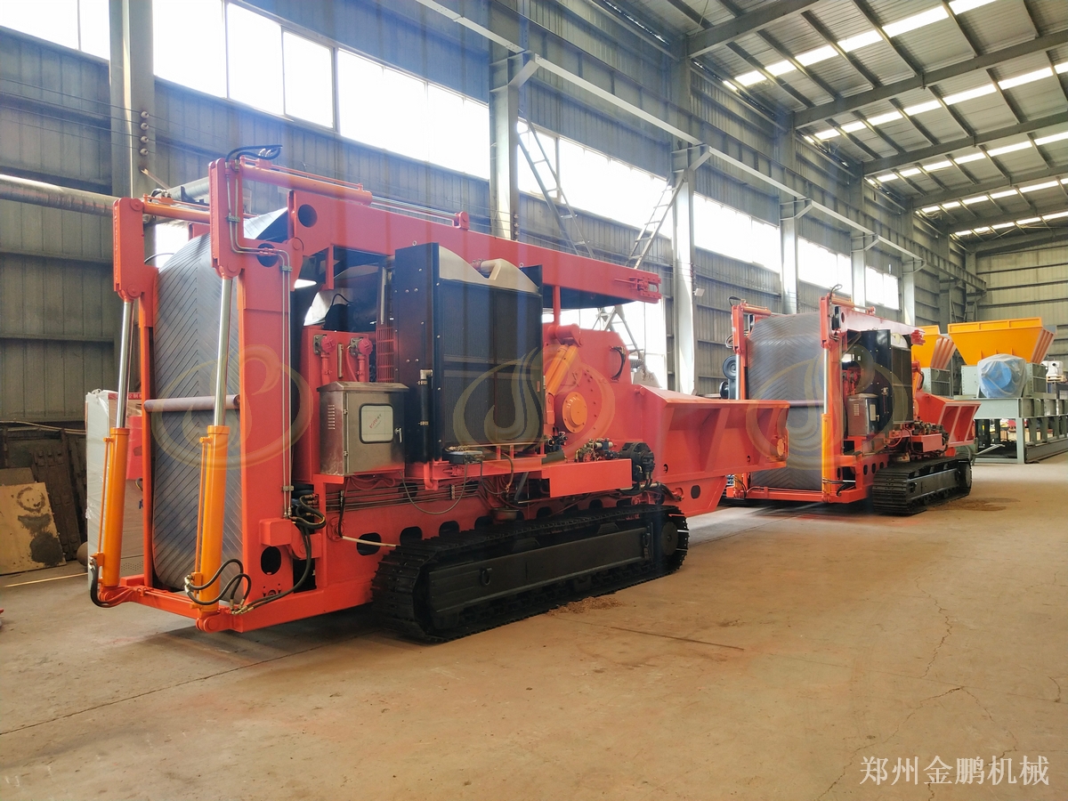 郑州金鹏移动大型树枝粉碎机在分散料堆现场的预粉碎处理