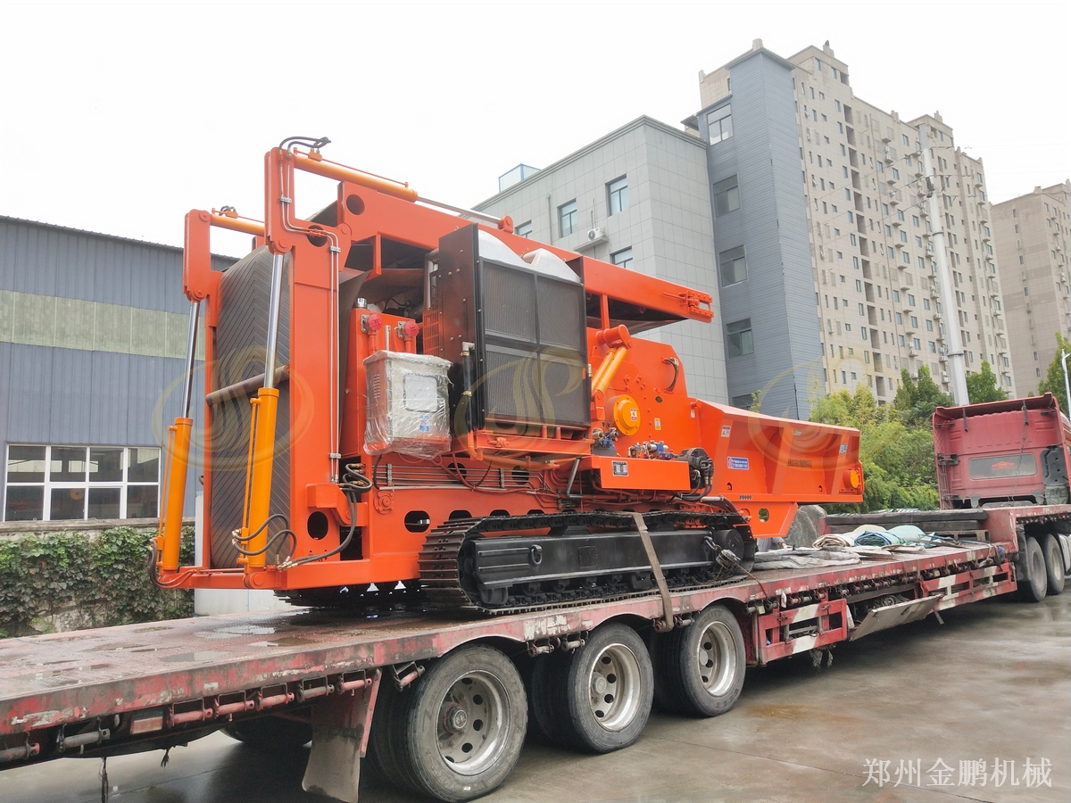 郑州金鹏木头粉碎机在分散料场移动作业中的应用说明
