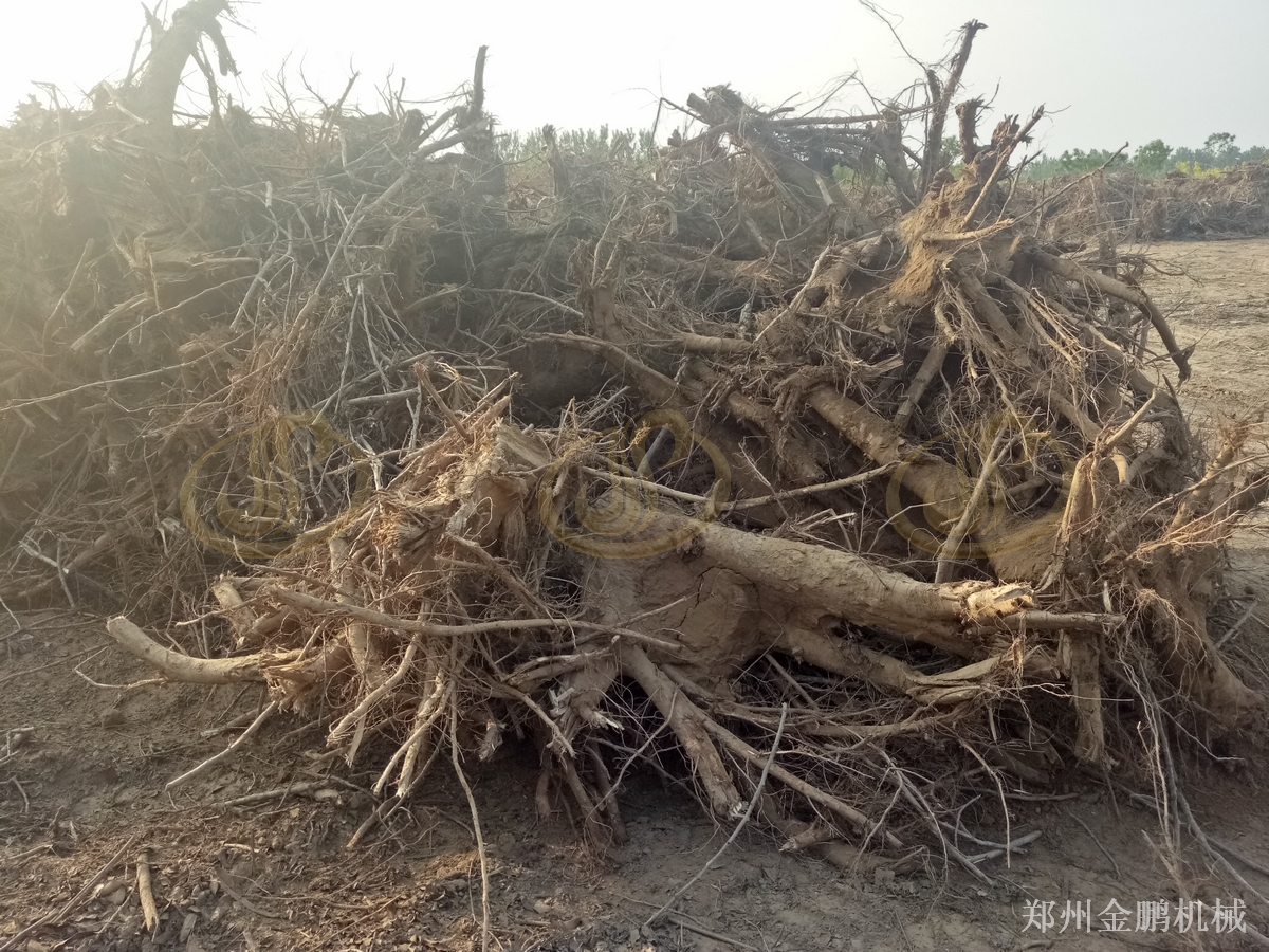 郑州金鹏木头粉碎机：物料形态处理难点与圆盘式设备选型
