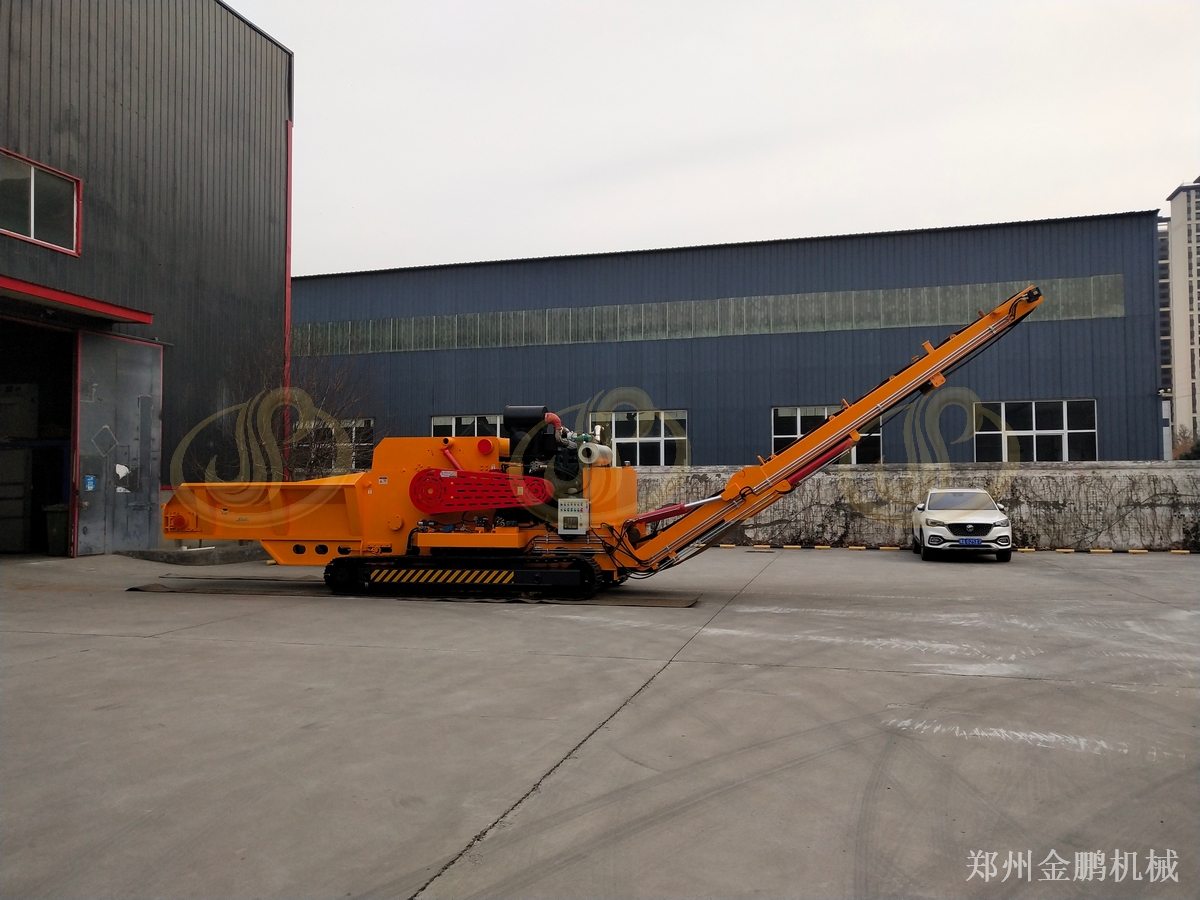 郑州金鹏移动木材粉碎机在分散料堆与集中料场的作业组织分析
