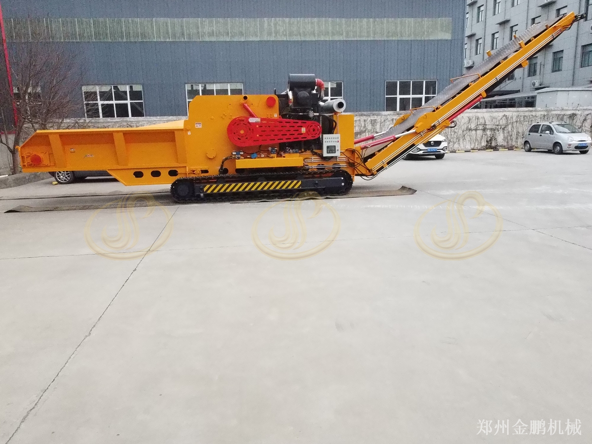 郑州金鹏湿树枝粉碎机：现场上料进料出料流程与设备选型
