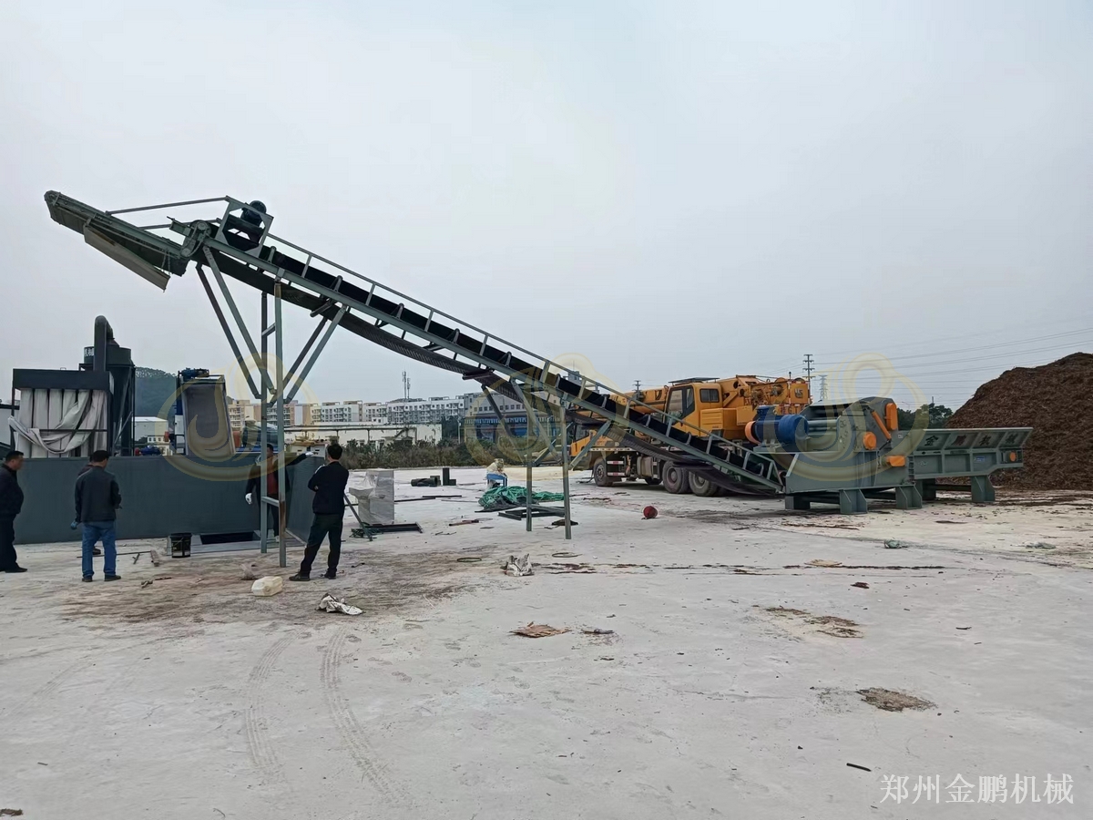 固定木材加工点选用郑州金鹏鼓式木材粉碎机处理树枝