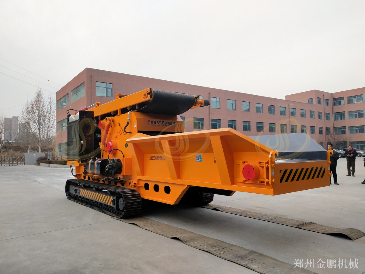 郑州金鹏移动树枝破碎机在道路绿化树枝现场的连续进料